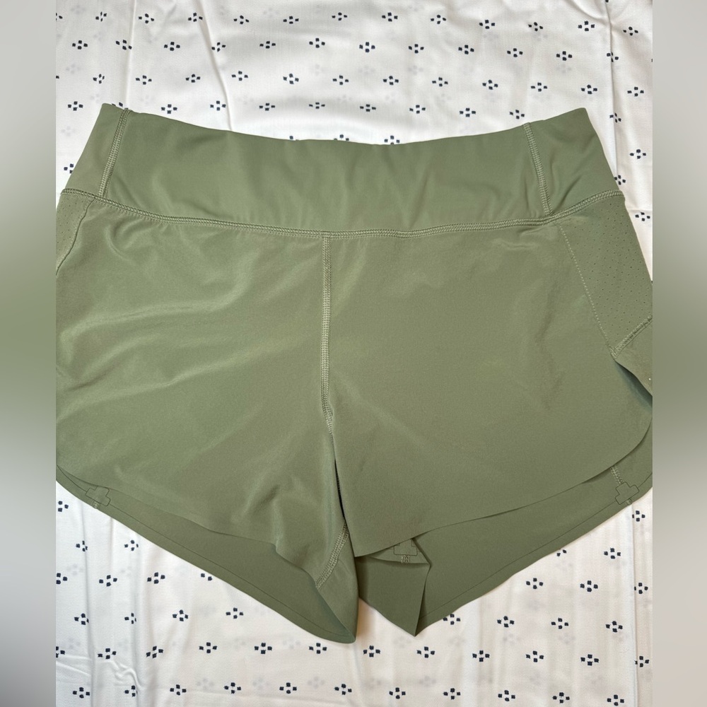 Athleta Run With It 3.5 Laser Cut Short M